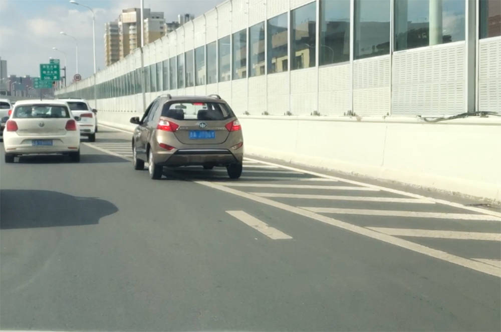 导流线禁压线罚100扣3分提高素质人人有责