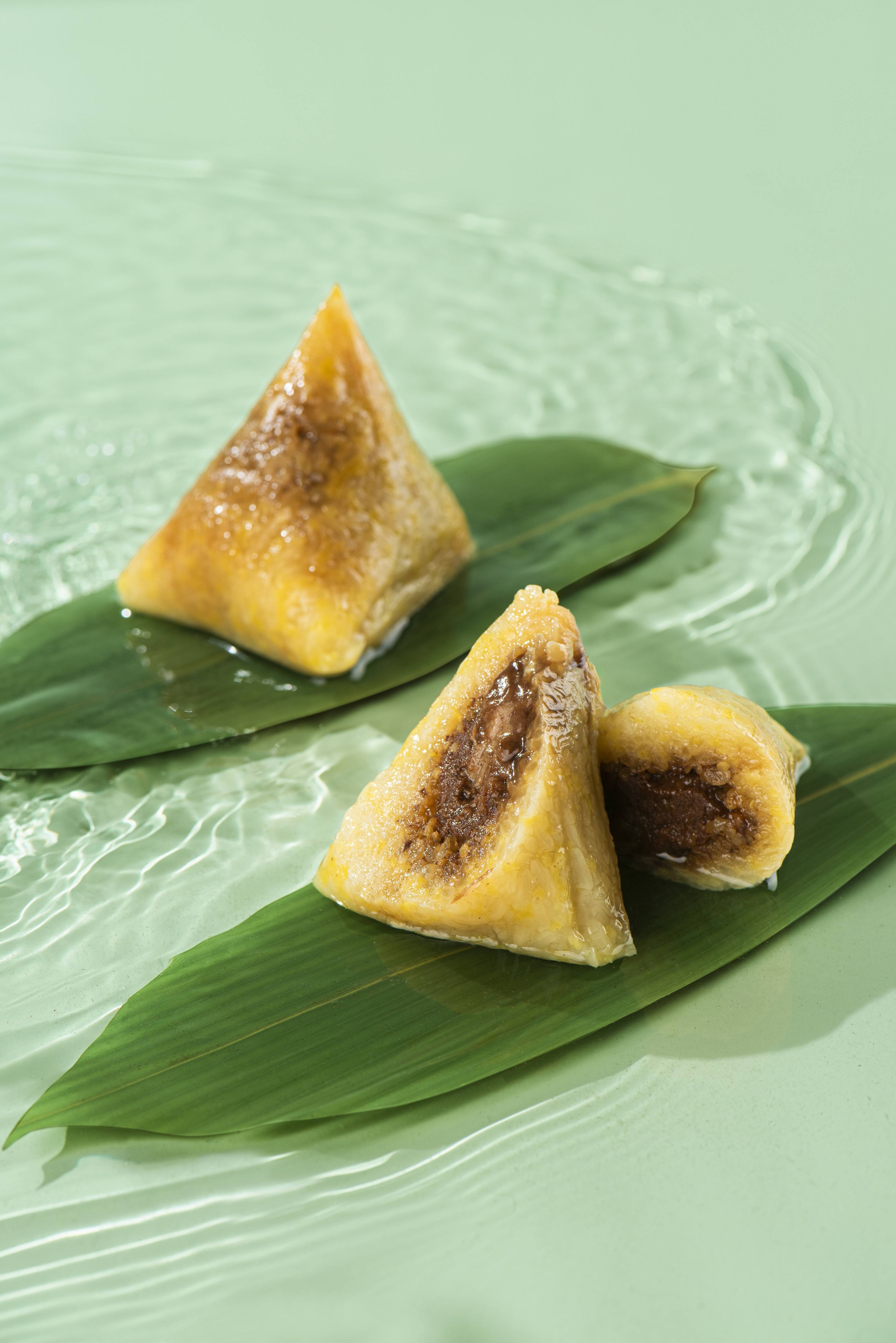 北京丽思卡尔顿酒店团队精心挑选了多款口味丰富的精品粽子,晶莹剔透