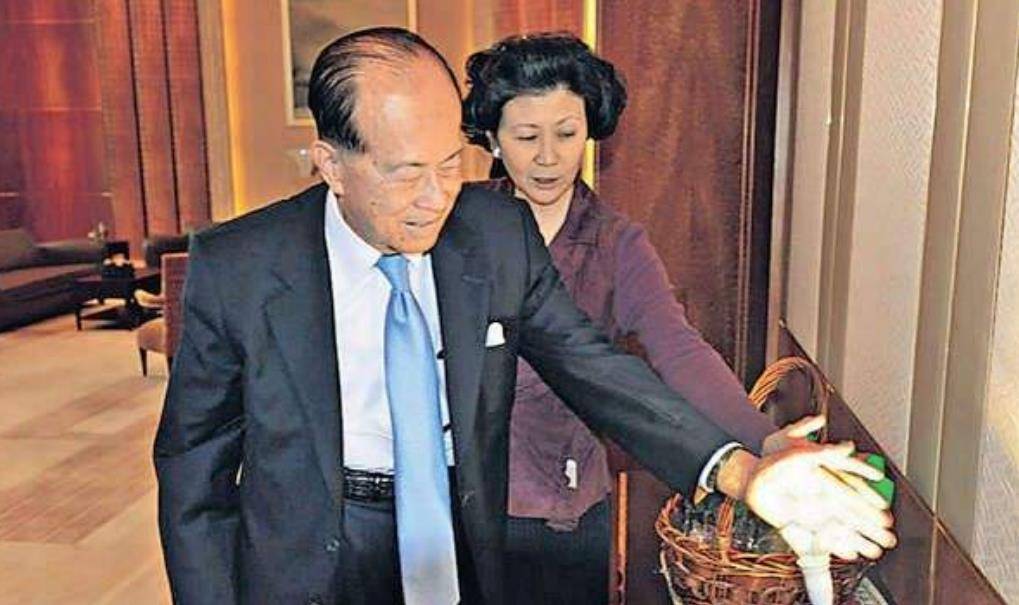 两个人一同合作的第一个项目是地产,之后李嘉诚还在周凯旋的建议下