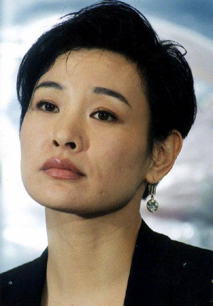 原创59岁陈冲旧照气质绝杀,又飒又媚风格百变,圆寸港风发型试了个遍