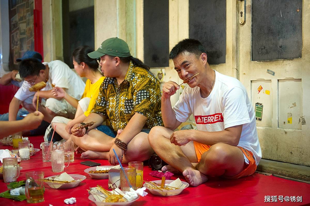 原创印尼的地摊经济,流动餐车卖小吃,不提供桌椅,客人吃饭要脱鞋