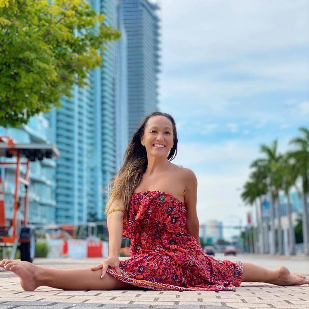 阿斯汤加瑜伽大师kino macgregor:将瑜伽和正能量传遍世界