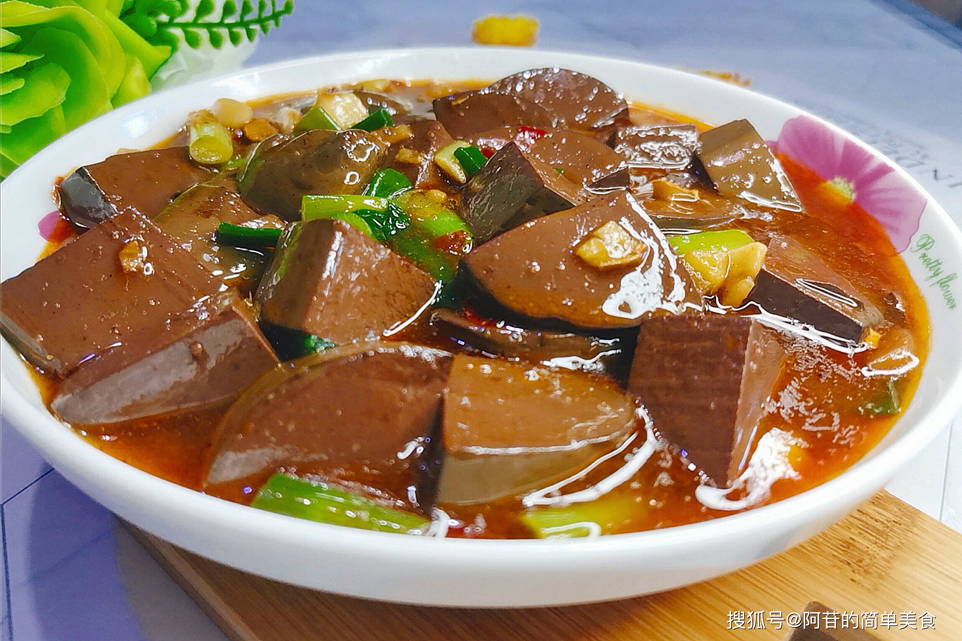 都能做出血豆腐,不过我们一般日常见得最多还是猪血豆腐和鸭血豆腐