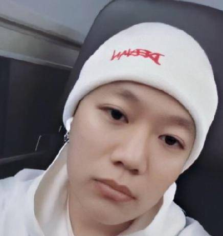 为了搭配这件新款t恤,pgone还别出心裁地在脖子上戴了一根粗粗的铁