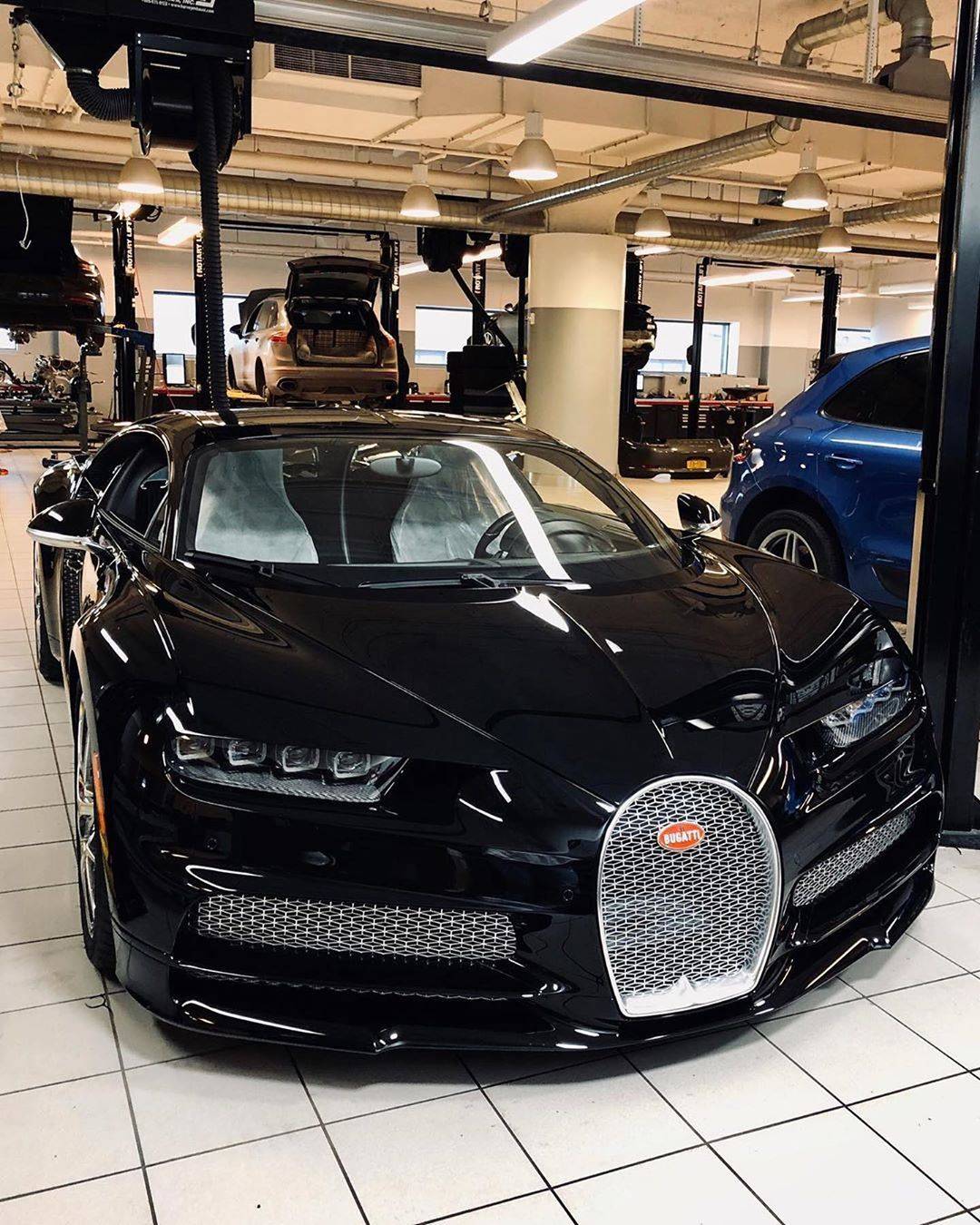 正在做"美容大保健"的"全黑"布加迪chiron