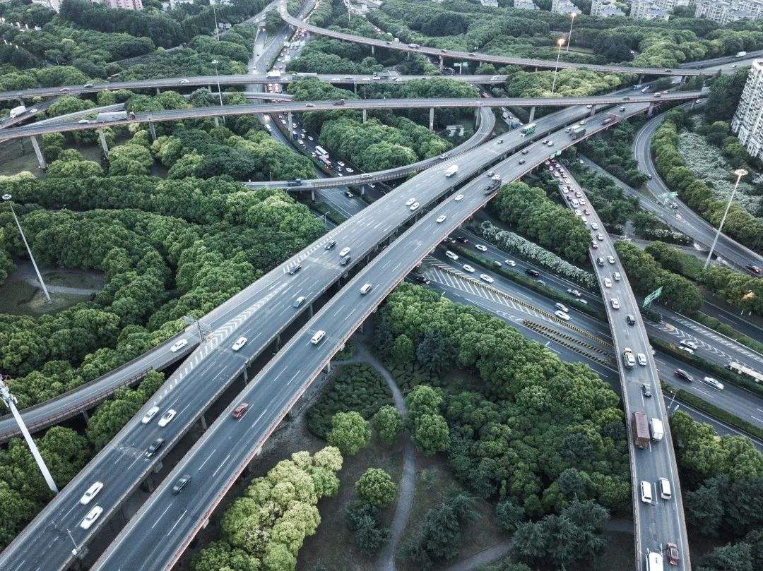 上海在建的一条高速,双向6车道,长约6.1公里,预计2021年竣工