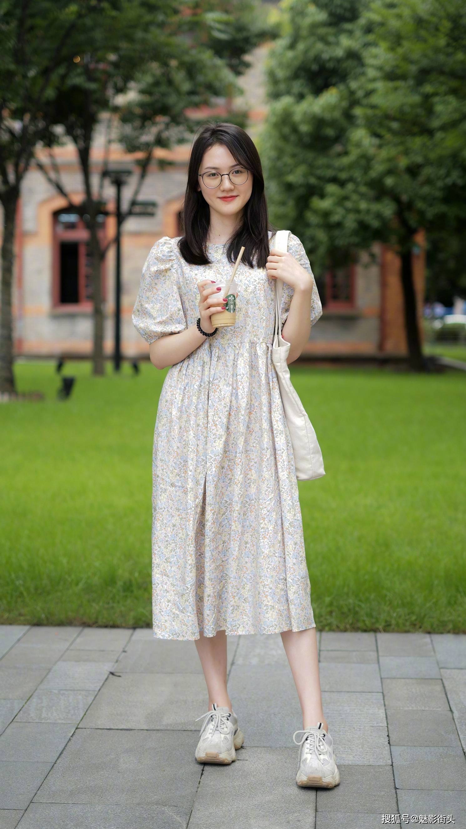 原创小白鞋搭配连衣裙,穿出清新唯美气质,年轻女孩都这样搭配