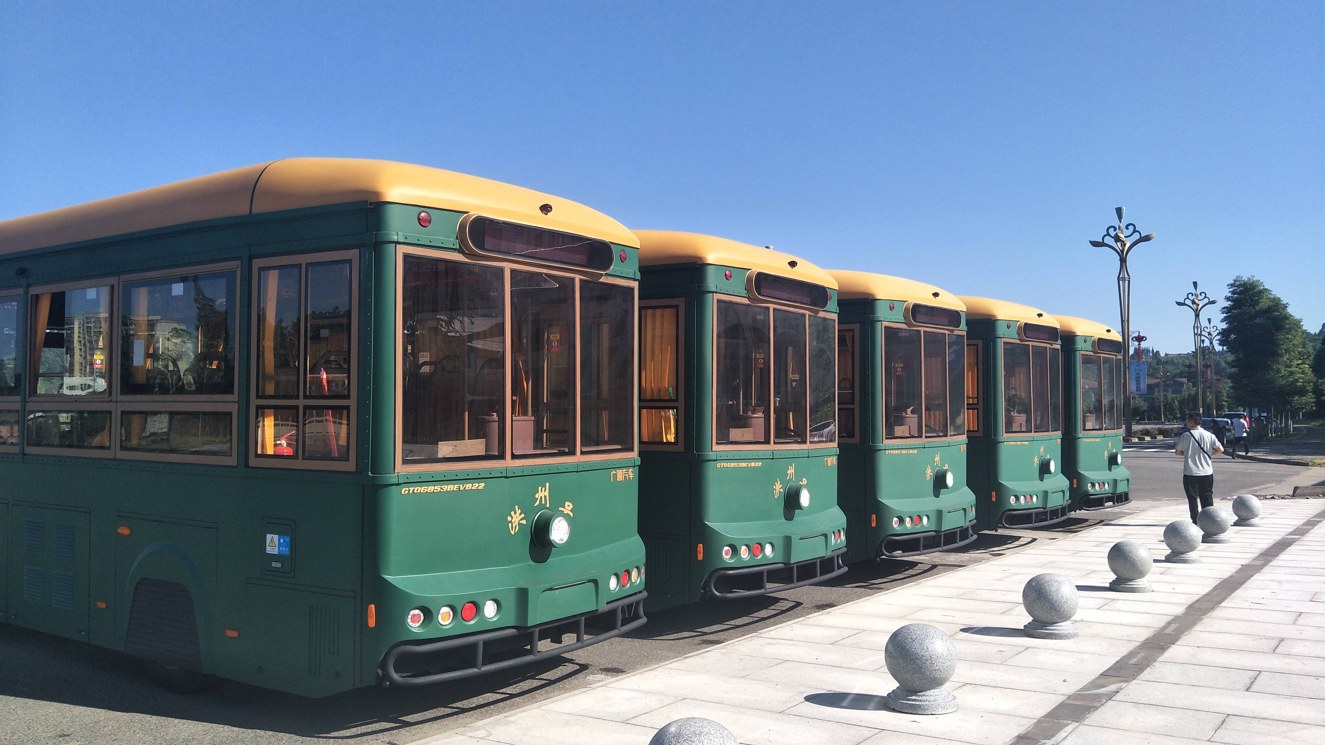 造型复古,通身墨绿,酷似老北京有轨电车的公交车——银隆新能源仿古铛