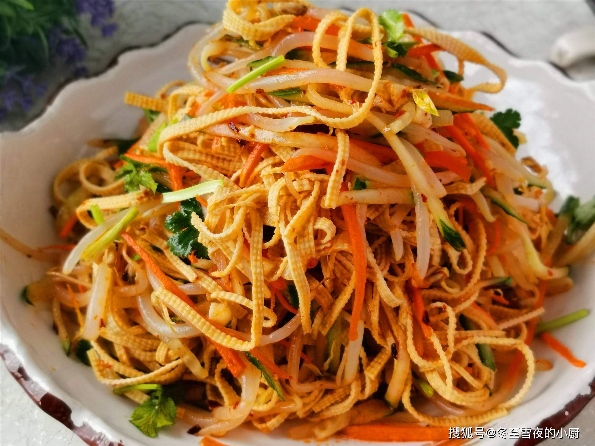 【凉拌三丝】所需材料:黄瓜1根,干豆腐2张,绿豆芽半斤,胡萝卜1段,香菜