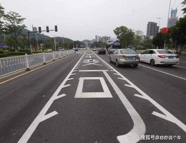 原创开车遇到锯齿车道怎么办看清楚再走老司机都有走错的