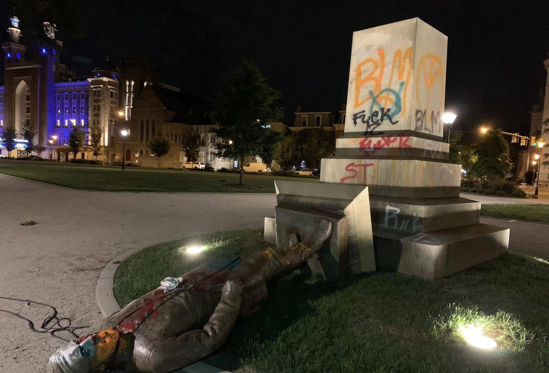 美国这一幕,像极了17年前美军推倒萨达姆雕像……|图说