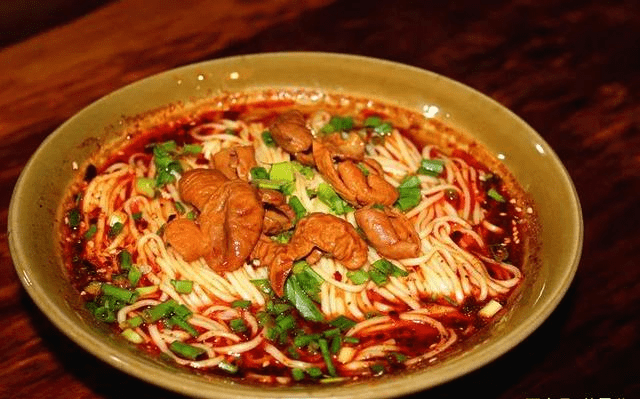 地摊美食就成了学生们犒劳自己的奖励,我常会点一份川味儿肥肠面配上