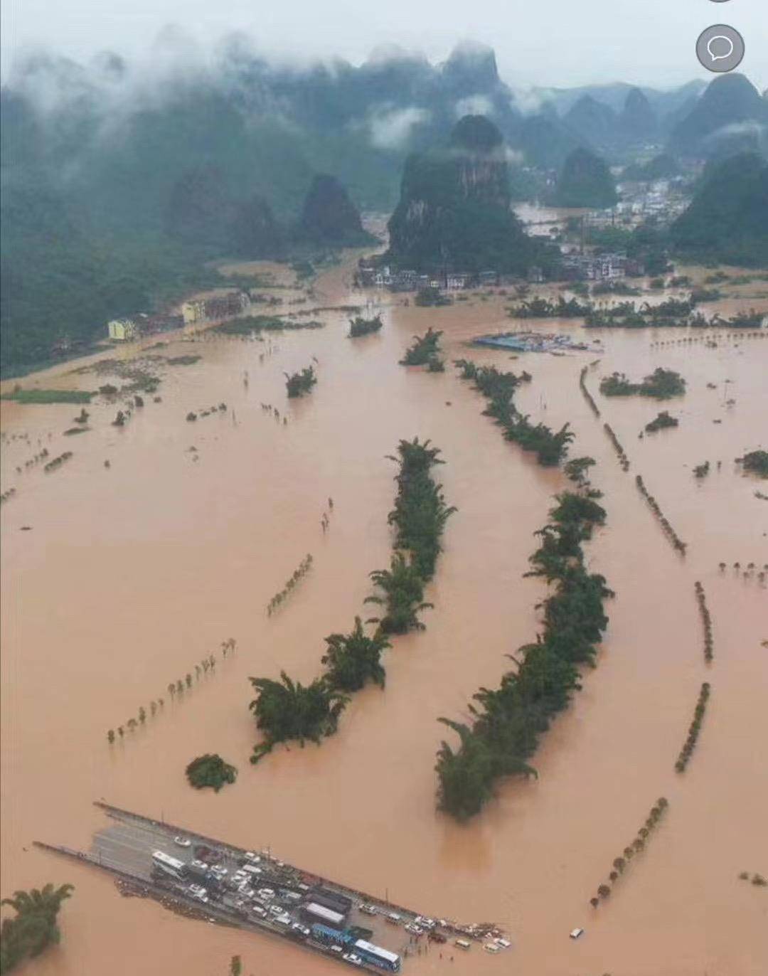 航拍:广西多地被大水淹没,桥上集满避难车辆成孤岛