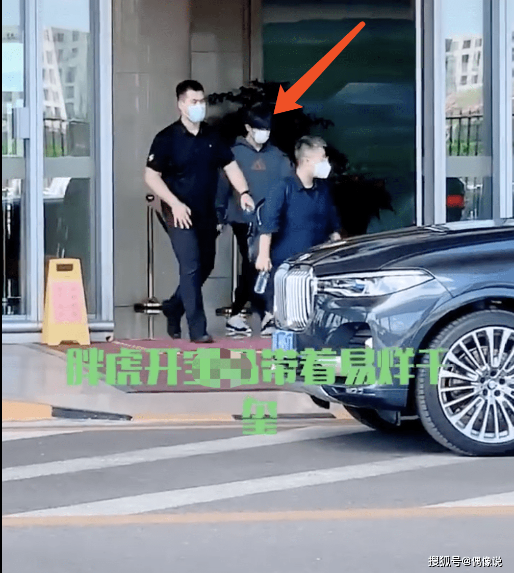胖虎开新车接易烊千玺回家看到千玺坐的位置粉丝羡慕不来