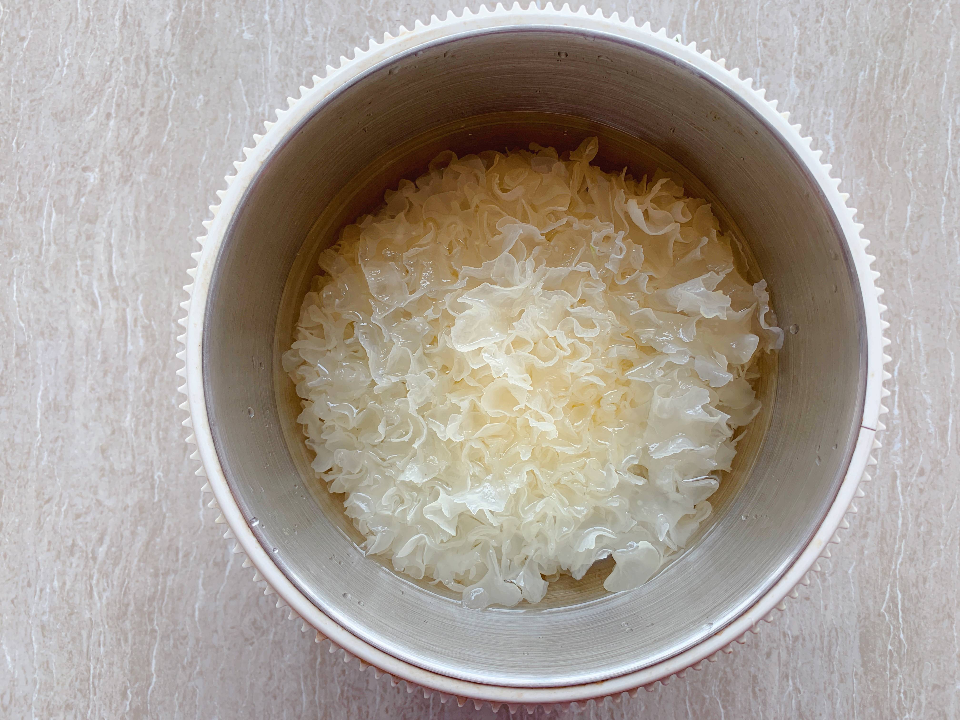 2,干银耳放入盆中泡发,洗净后撕成小块.