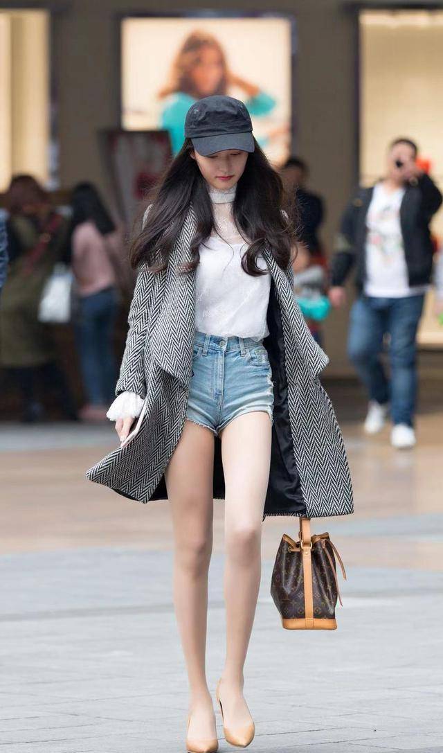 路人街拍小姐姐穿着肉色丝袜看起来超级美