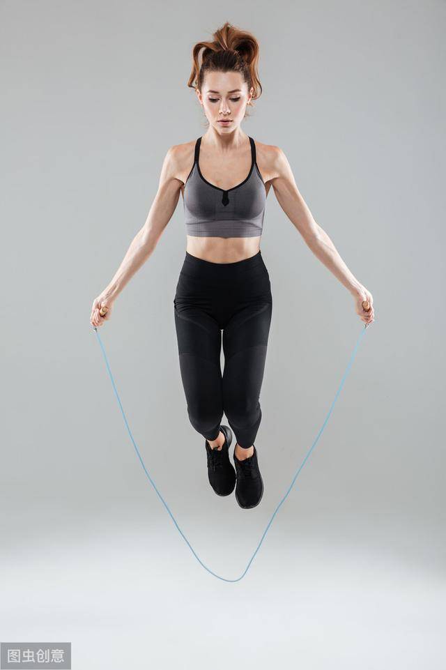 跳绳属于中高强度的运动,训练的过程中需要全身多个部位配合,参与的