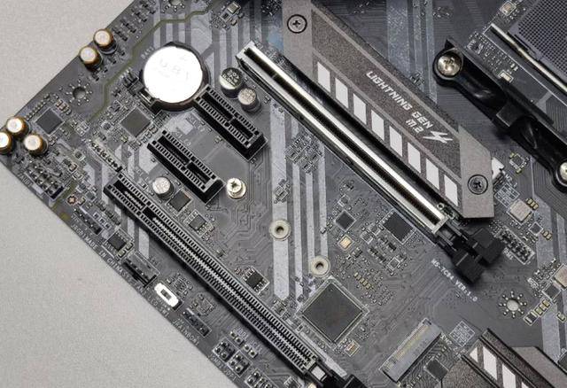 苏妈突然变脸,决心普及pcie4.0,intel这下真的是慌了_接口