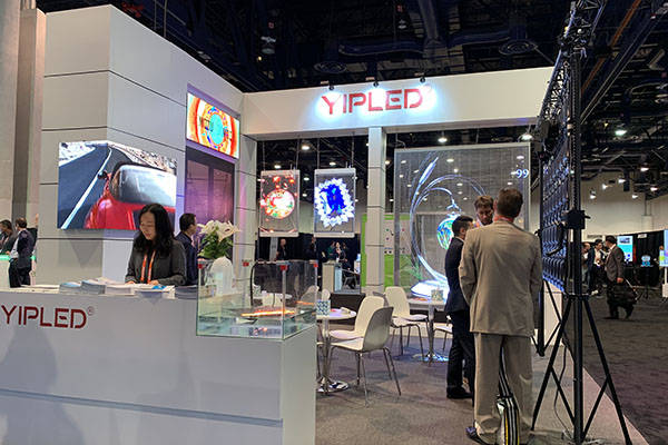 壹品光电参展数字标牌展览会推出led透明屏新品