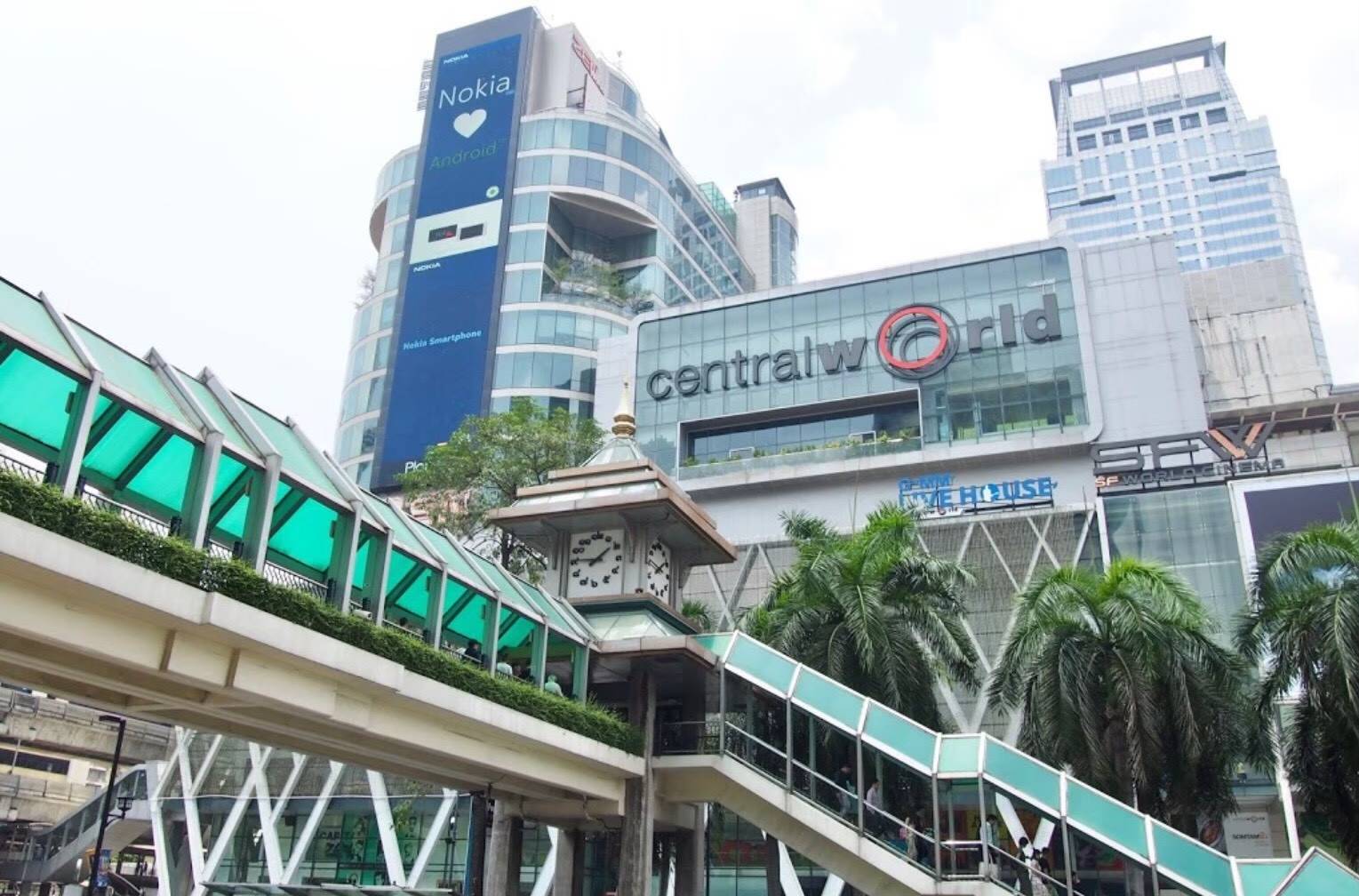 而且这边有很多商品比国内便宜,商城还离酒店不远,叫做"centralworld"