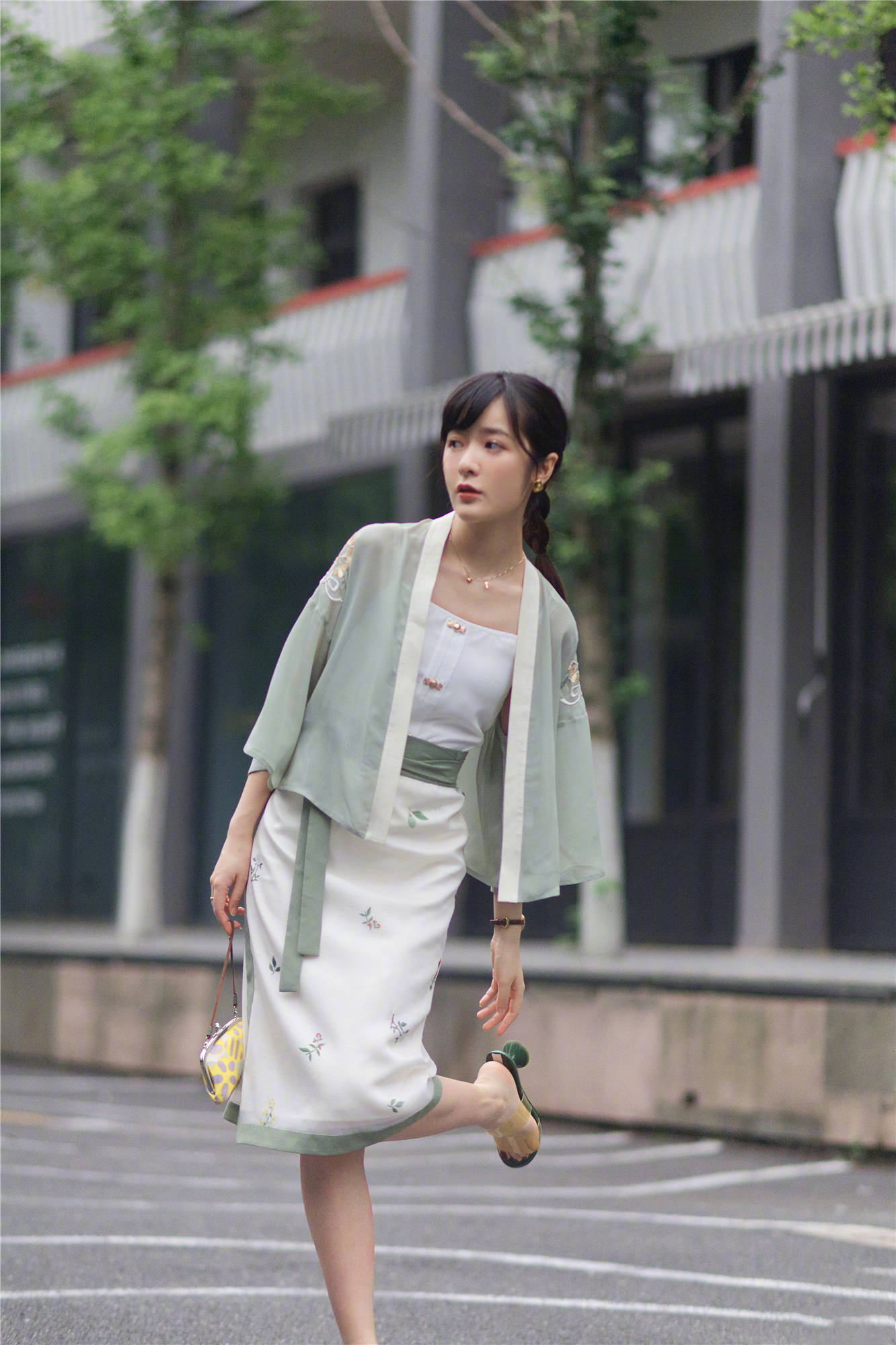 22岁星女郎徐娇晒出街照谁还敢说她是假小子