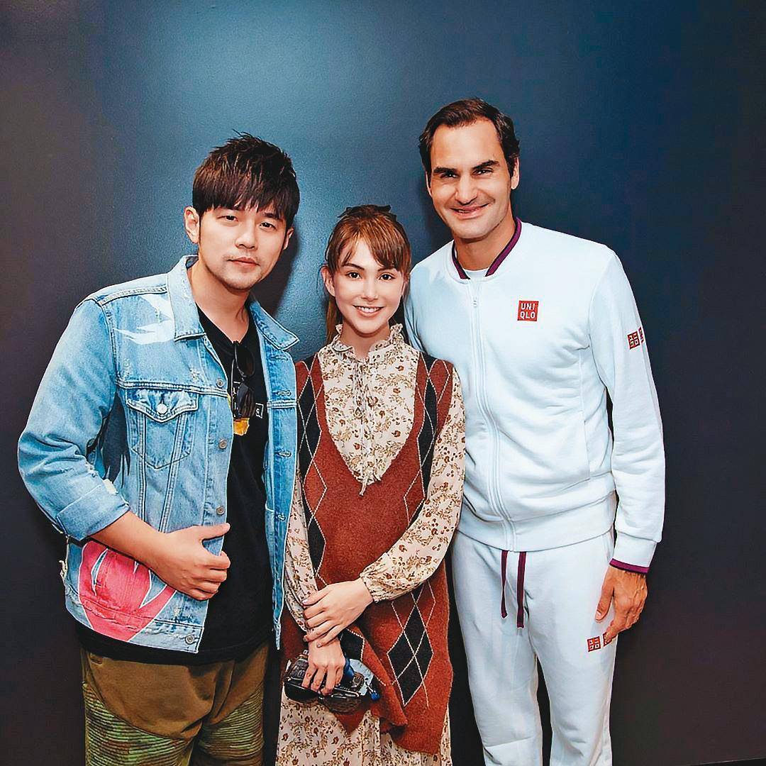 周杰伦包下千平球馆宠昆凌发现跟拍凑上前问有拍到吼