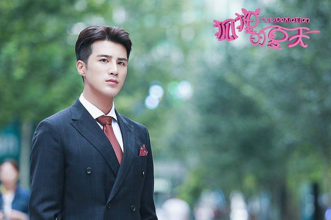 印象中姜潮饰演的角色都是痞帅痞帅的角色,不管是《小时代》中的席城