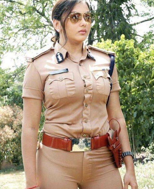 本以为日本女兵已经够美了,直到看见印度女兵,这才叫怦然心动!