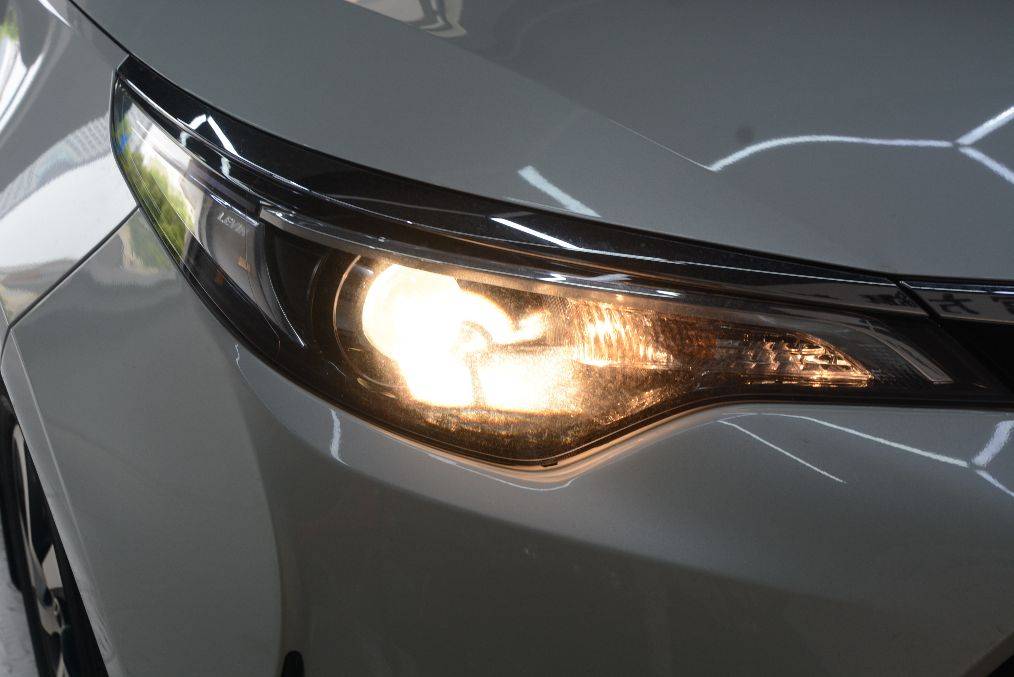 原车卤素灯特写