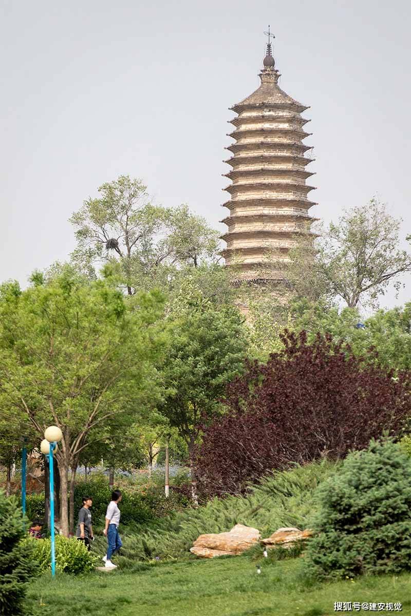 荆轲塔建在34米高的衣冠冢上荆轲暗杀秦王被杀后人们建了多座荆轲墓