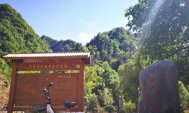 厚畛子古镇的走红得益于一本叫做《老县城》的书籍,这才慢慢地走进