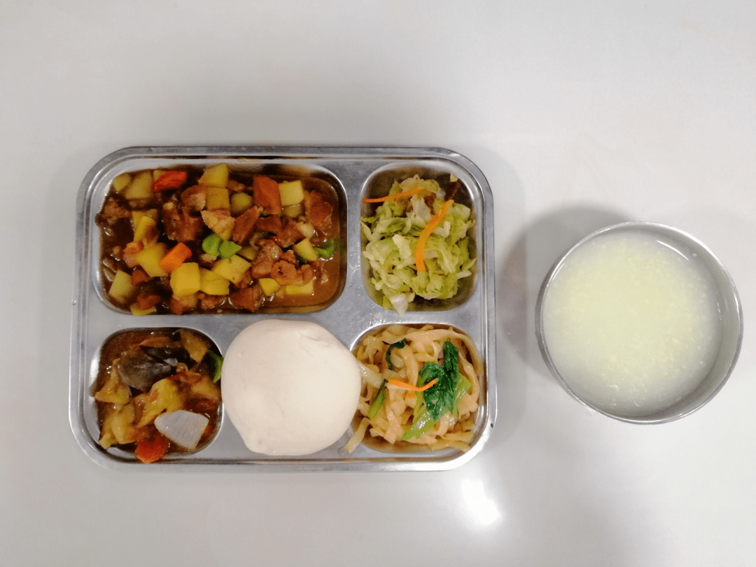 商丘市第二中学第三实验小学餐厅侧记_饭菜