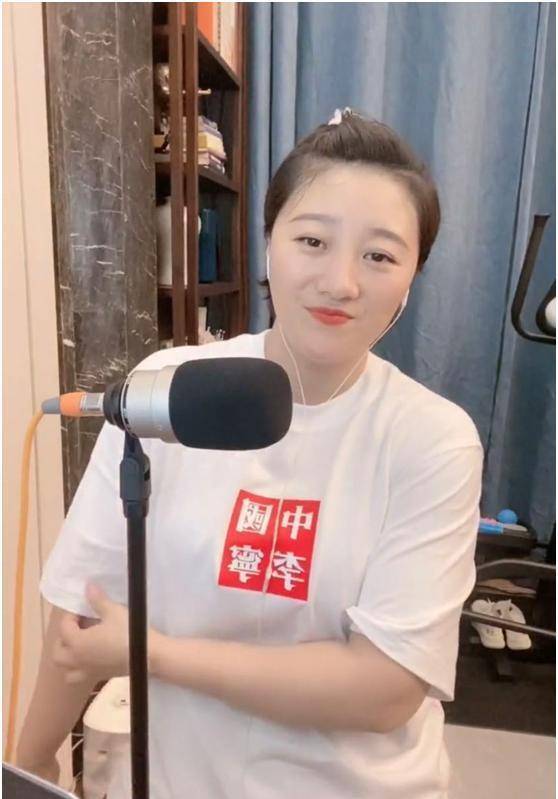 《乡村爱情》王云出镜,打扮粉嫩颜值不输谢大脚,百万豪车成焦点