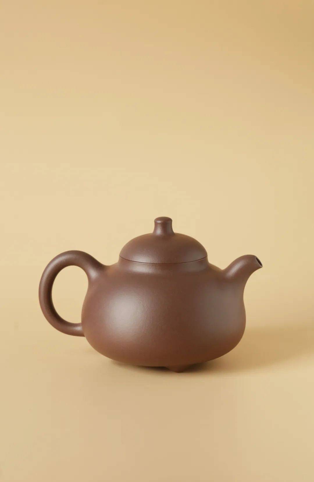 顾俊飞说:"三足乳鼎壶作为经典光素器的代表作品之一看似简单,实则做