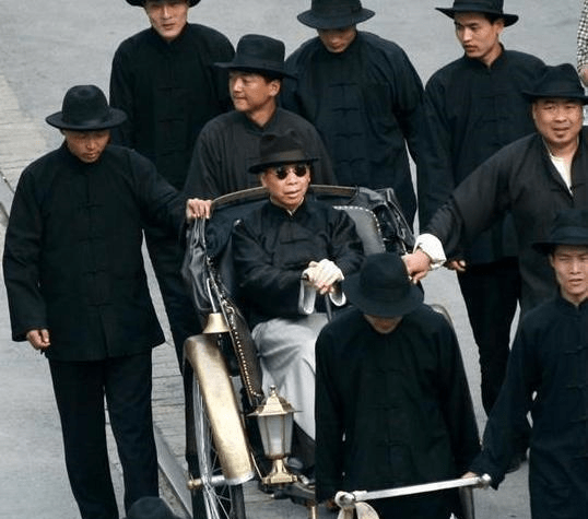 他是上海滩传奇,14岁加入黑帮,3个字便让3个黑帮老大