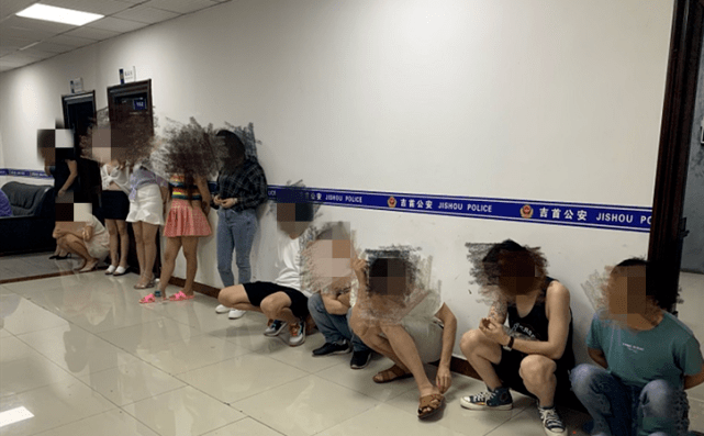 吉首警方夜查娱乐场所 洗浴中心抓到野鸳鸯(图)