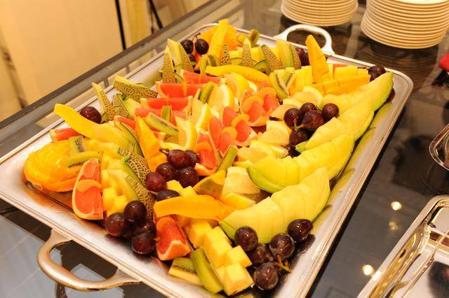 自助餐里这4种"隐形贵菜",多数人极少拿,吃货吃它就"回本"_水果