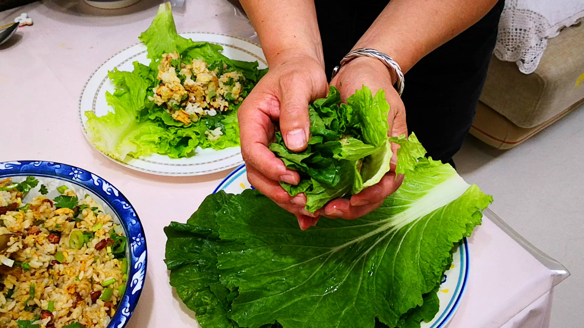 在我们这里,管这种做法叫"打饭包",我一顿吃3个都不够,夏天,米饭就要