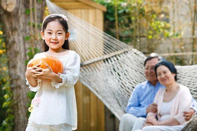 为啥奶奶带娃吃力不讨好,姥姥却好评无数?根源可能是在宝爸身上_孩子