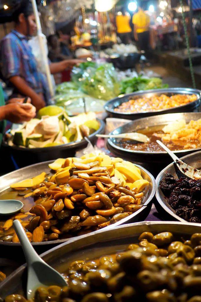 我们啃着10元3根的鸭脖,吃着8元一碗的炒面,大肆畅想着未来的生活