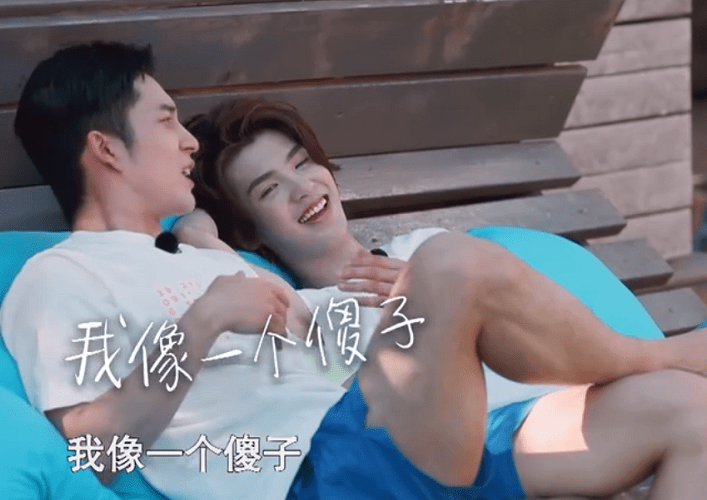 原创成员碰面,韩东君黄明昊抢着提行李,被这对相爱相杀的兄弟甜到了