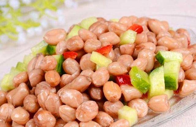 1,煮花生米前,要将花生米放在淡盐水中浸泡一晚上,可以使花生米吸收