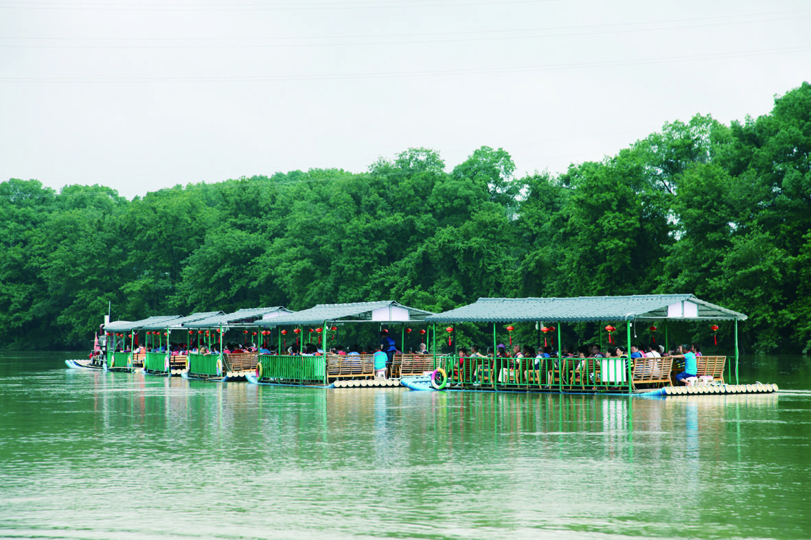 读者们乘坐"浏河第一湾"独具特色的水上小火车游览浏阳河风光.