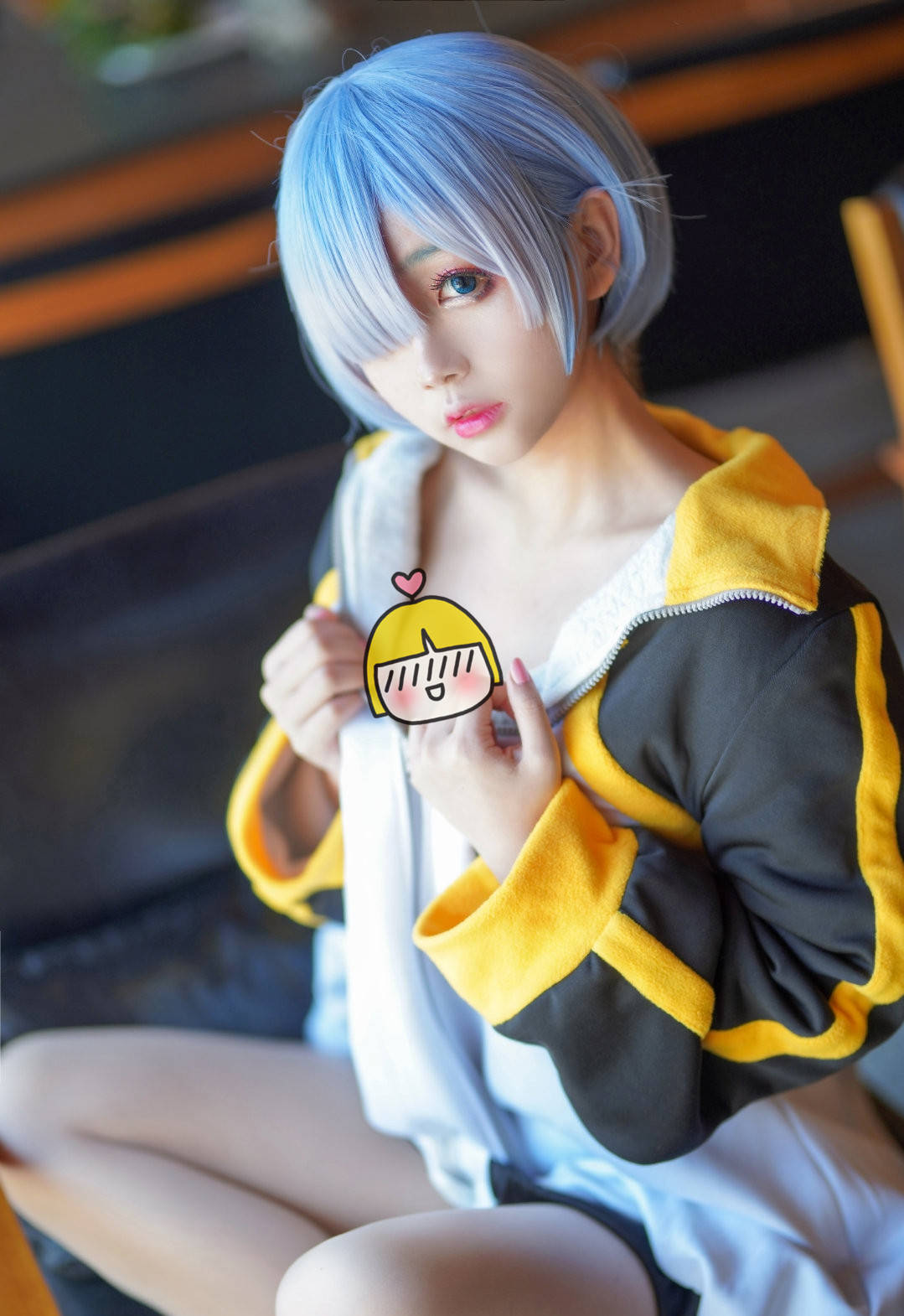 身穿男友外套的蕾姆,衣领微塌肉纱裹足,半跪皮椅眼神无辜