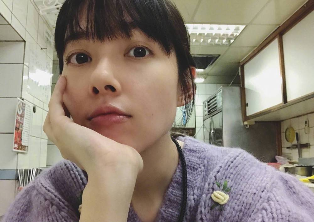 郭碧婷露面翘二郎腿豪迈吃牛排穿黑色大外套为遮掩隆起的腹部