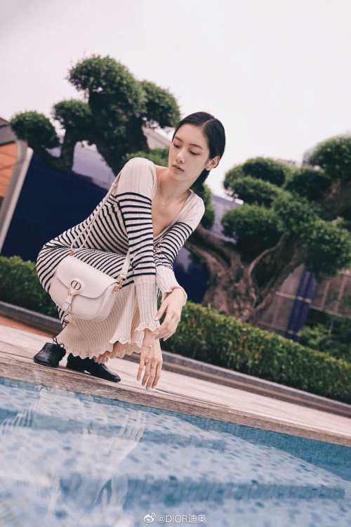 模特项偞婧精彩诠释全新bobby手袋.