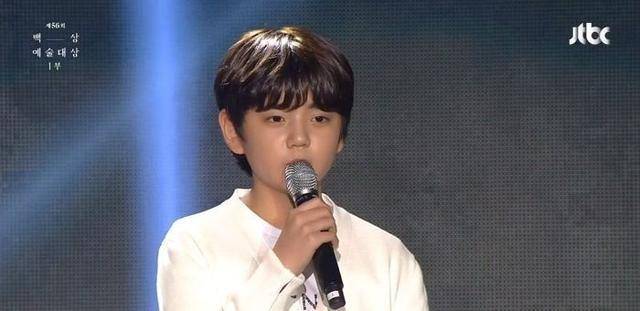 儿童演员金俊在颁奖典礼上与哥哥们拍照,脸蛋和表情