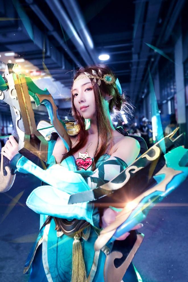 许诺言带大家走近虞姬,一起来欣赏走路摇zly小姐姐带来的虞姬cos.