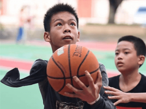 十四岁独臂少年的篮球梦想nba球星疯狂打call