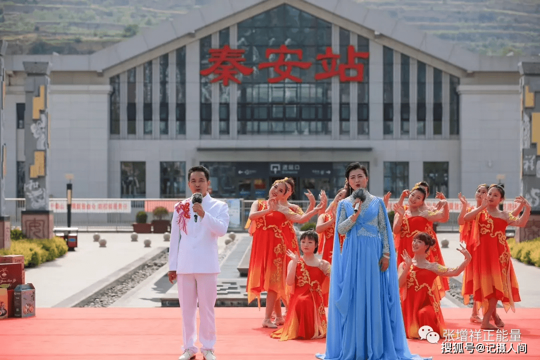 (张增祥 赵红娟现场进行直播)现场观众热情洋溢,掌声连连.